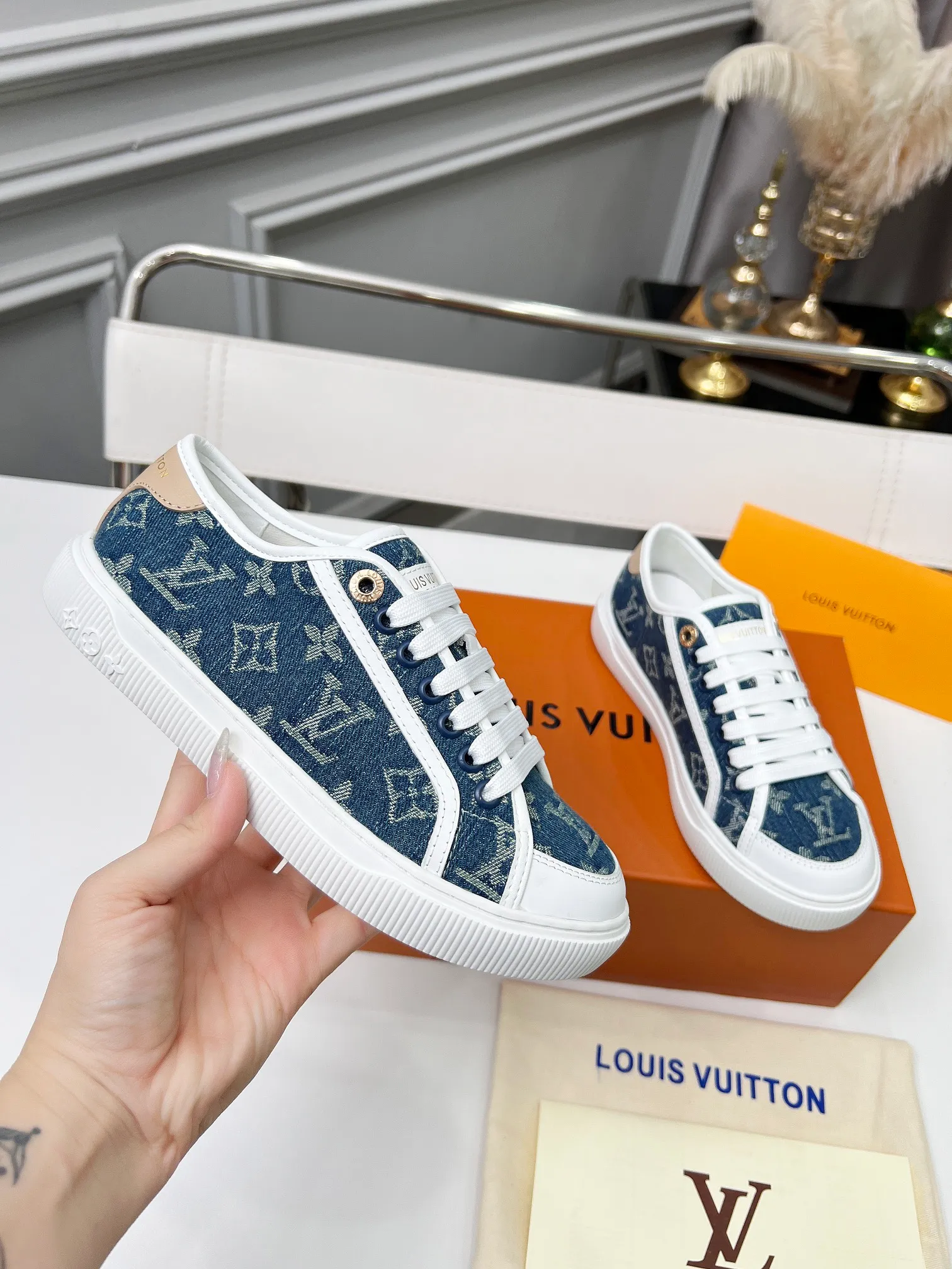 👟👟Ex-factory price 440👟👟 New arrival🆕 The hottest early spring model is coming. LV Lagoon sneakers are made of Monogram denim, injecting a retro flavor into the classic design. Leather trimmings pop out with the Louis Vuitton logo, while stenciled eyelets, trim and laces add to the refined details, and a rubber outsole embellished with Monogram flowers completes the look. Code number: 35~41, multiple colors available! Oil edges + TPU outsole + drawer box packaging